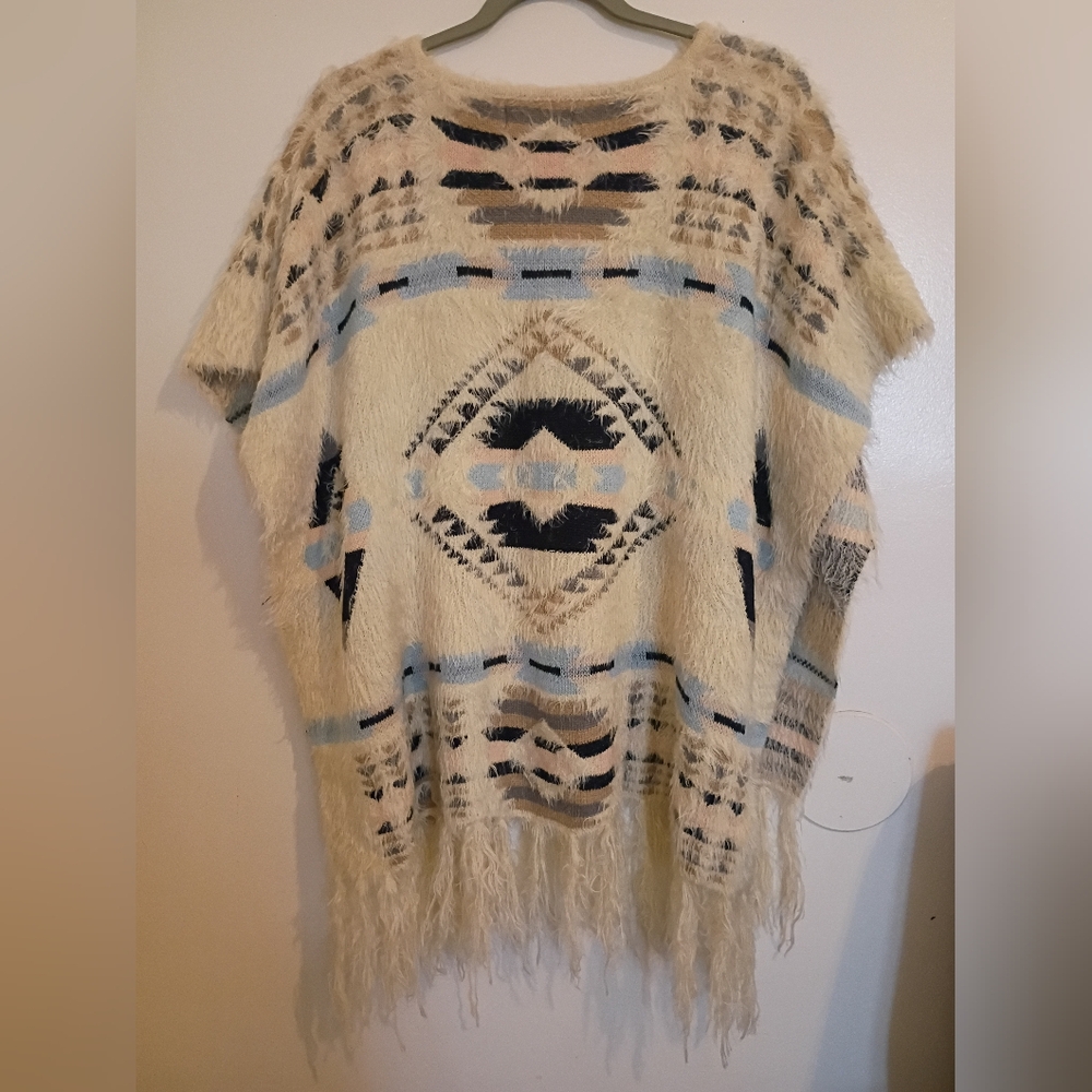 Selfie Couture Chic Tribal Patterned Poncho - Cream and Black Sz M/L‎